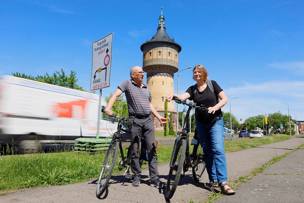 Fahrradtest vor Ort: ADFC-Mitglied Volker Preibisch im Gespräch mit MZ-Redakteurin Katja Pausch