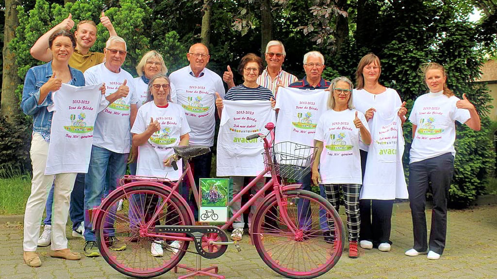 Lisa Schulz (r.) und Niklas Neumann (2. v. l.) vom Freiwilligenbüro haben den Streckenführern gestern die Tour-T-Shirts überreicht.