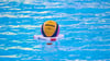 Der Ball liegt vor Beginn des Spiels im Wasser.
