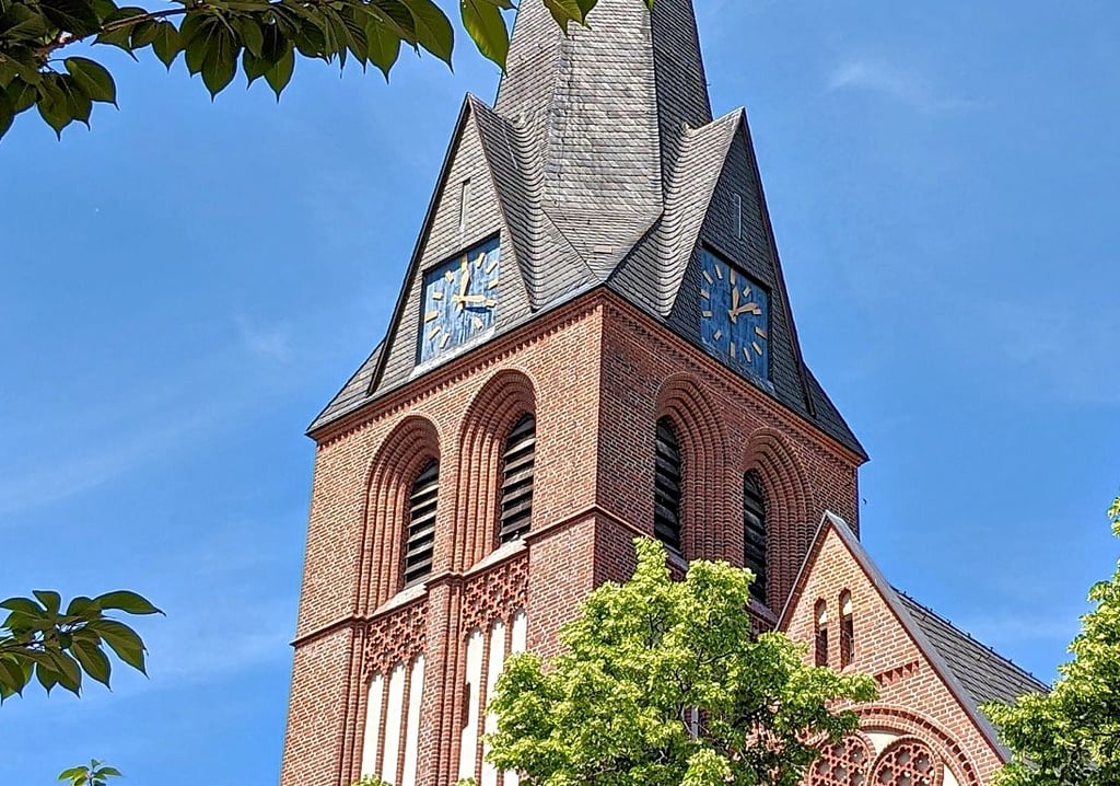 Ein Kirchturm, zwei verschiedene Uhrzeiten.
