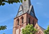 Ein Kirchturm, zwei verschiedene Uhrzeiten.