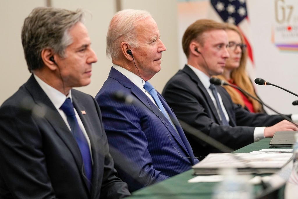 Joe Bidens nationaler Sicherheitsberater Jake Sullivan (r) mit dem US-Präsidenten und US-Außenminister Antony Blinken (l).