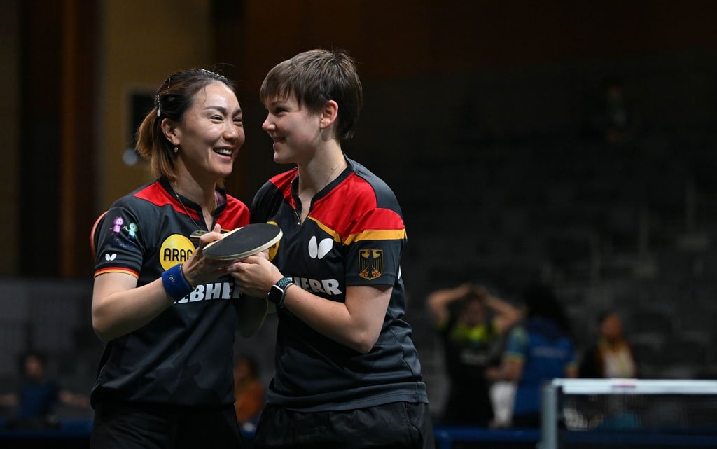 Nina Mittelham (r) und Shan Xiaona aus Deutschland feiern nach ihrem Sieg gegen Südkorea.