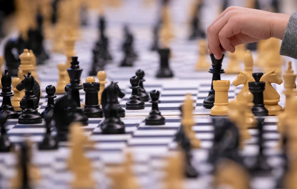 Teilnehmer eines Schachturniers spielen Schach.