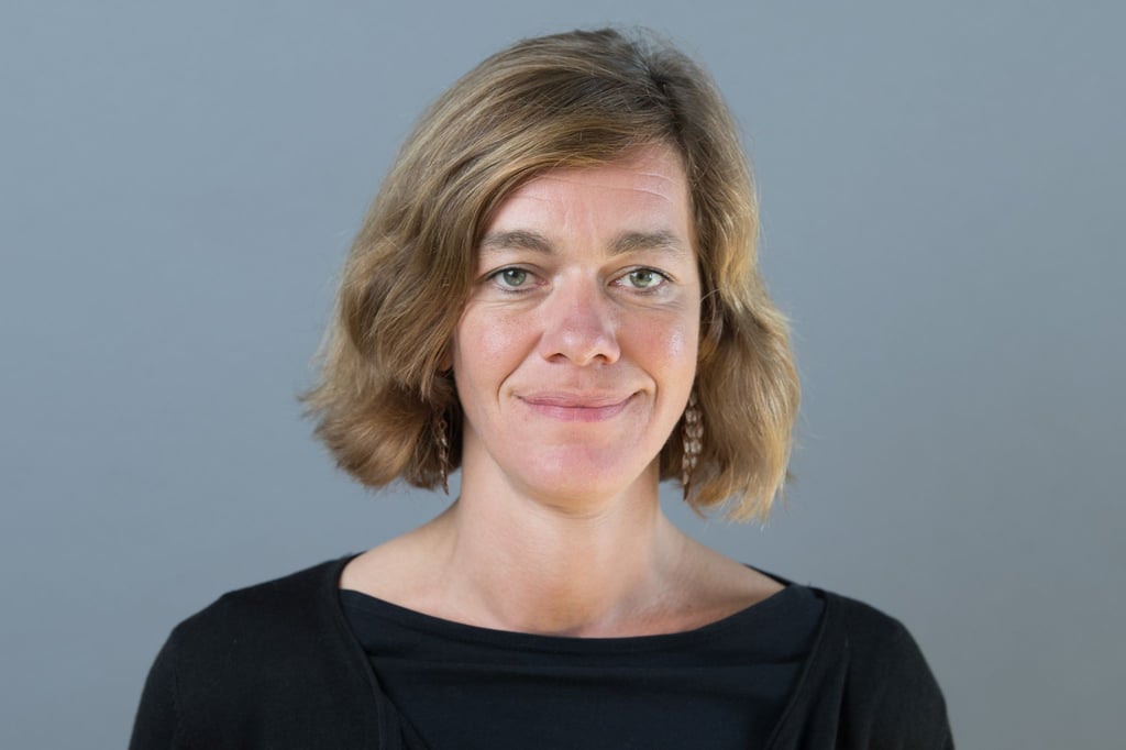 Die Politikerin Juliane Nagel steht vor einer Fotowand.