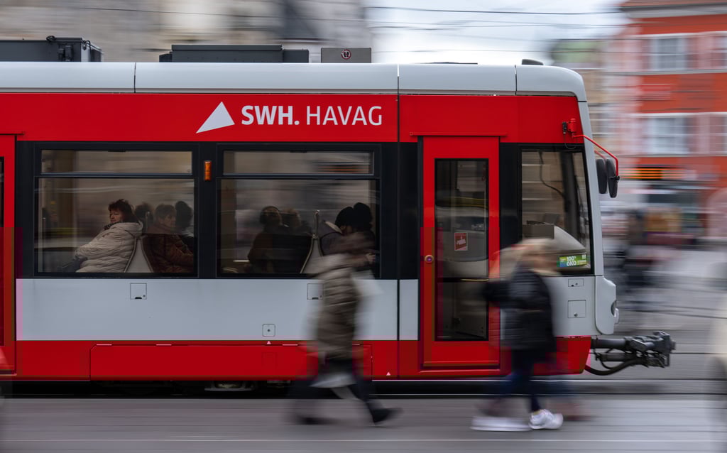 Im Stadtrat wird diskutiert, ob in Halle bald ein 9-Euro-Ticket für Schüler eingeführt werden soll.