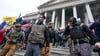 Mitglieder der rechtsextremen Miliz „Oath Keepers“ stehen am US-Kapitol.