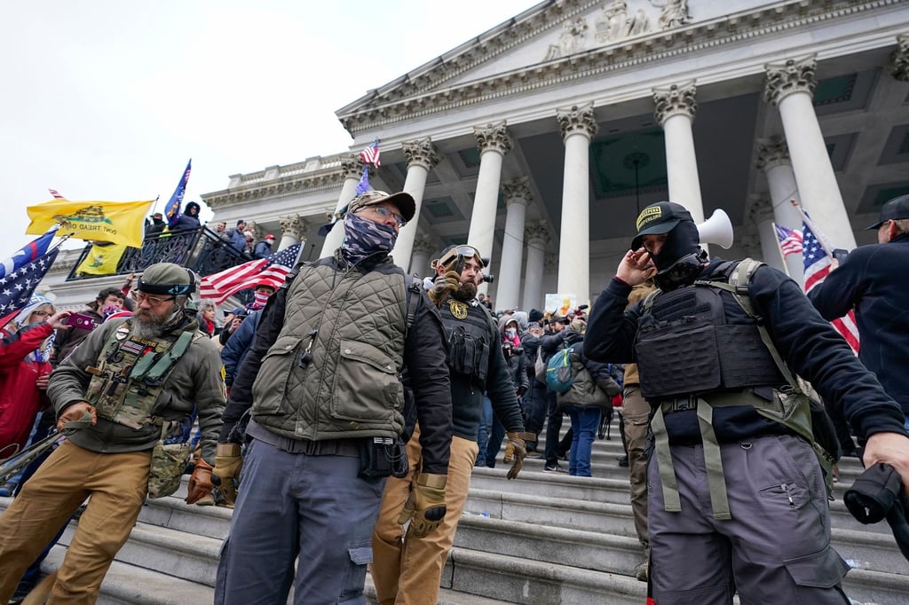 Mitglieder der rechtsextremen Miliz „Oath Keepers“ stehen am US-Kapitol.