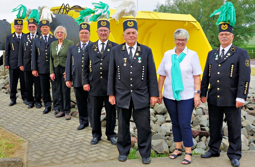 Manfred Witzel (vorn) ist 1. Vorsitzender des Zielitzer Bergmansvereins "Scholle von Calvörde". Zusammen mit Horst und Monika Hübner, Margret Günzl, Helmut Schletterer, Wolfgang Schön, Axel Meinzen, Matthias Schlesiger, Siegfried Werner und vielen anderen halten sie die Traditionen der Bergleute lebendig. Die „Scholle von Calvörde“ ist übrigens die geologische Formation, auf der das Zielitzer Salz abgebaut wird.