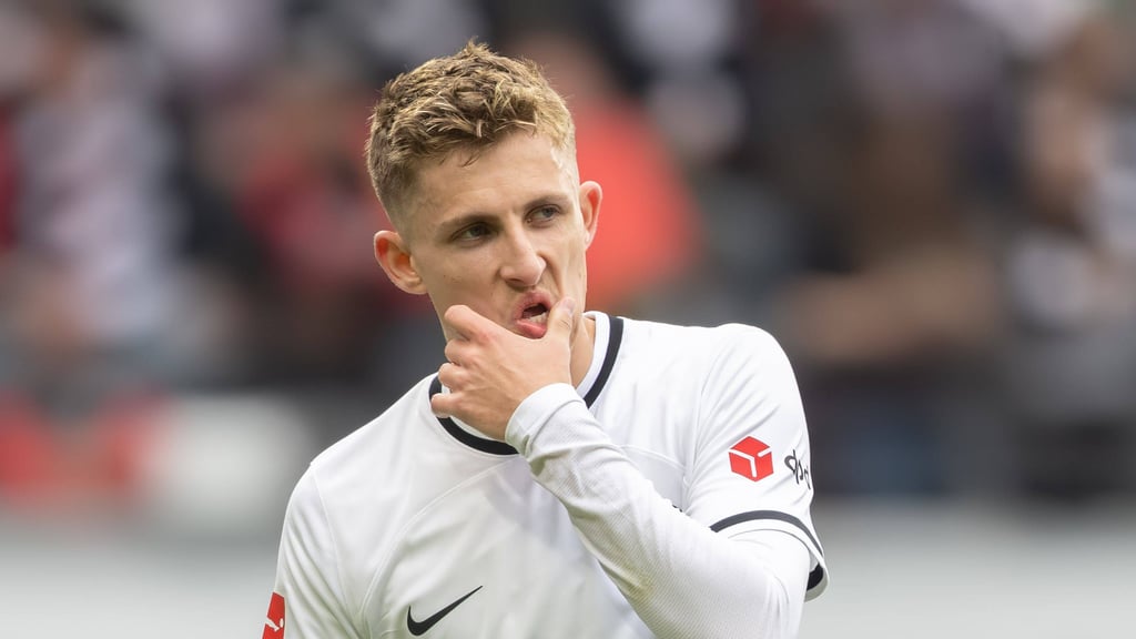 Jesper Lindström spielt am Samstag mit Eintracht Frankfurt gegen RB Leipzig, wo er als möglicher Zugang hoch im Kurs steht.