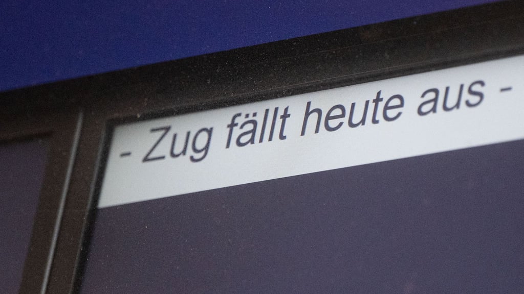 Eine Anzeige weist auf einen Zugausfall hin.
