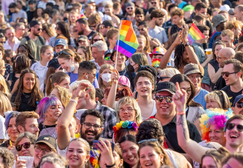 Zahlreiche Menschen feiern beim Christopher Street Day (CSD) vor der Bühne am Brandenburger Tor.
