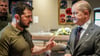 Der ukrainische Präsident Wolodymyr Selenskyj spricht beim Gipfeltreffen der Europäischen Politischen Gemeinschaft in Moldau mit Bundeskanzler Olaf Scholz (SPD).