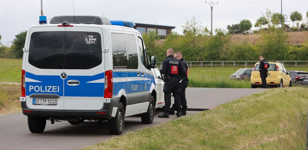 Einsatzkräfte der Polizei kontrollieren vor einem Veranstaltungsgelände anreisende Teilnehmer eines mutmaßlichen Reichsbürgertreffens.
