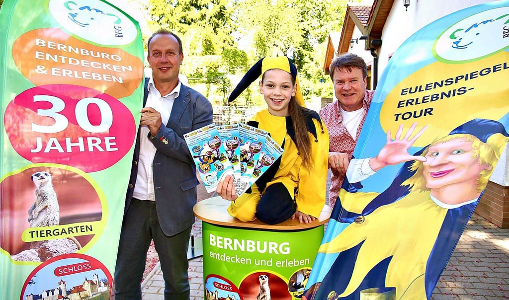BFG-Geschäftsführer Thomas Gruschka (von links), Kinder-Eulenspiegel Finley Königsberg und BFG-Mitarbeiter Torsten Sielmon hoffen auch im 16. Jahr auf viele Teilnehmer an der Eulenspiegel-Erlebnis-Tour durch Bernburg.