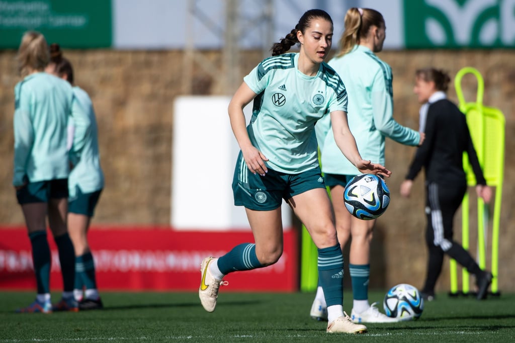 Sara Däbritz von Olympique Lyon beim Training der deutschen Frauen-Nationalmannschaft.