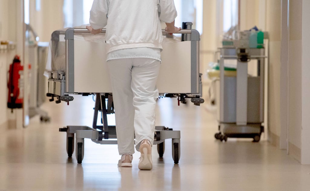 Krankenhausflur: Noch gibt es 54 Klinikstandorte in Sachsen-Anhalt. Die Auslastung war zuletzt mit 63 Prozent allerdings bundesweit die schlechteste.