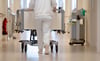 Krankenhausflur: Noch gibt es 54 Klinikstandorte in Sachsen-Anhalt. Die Auslastung war zuletzt mit 63 Prozent allerdings bundesweit die schlechteste.