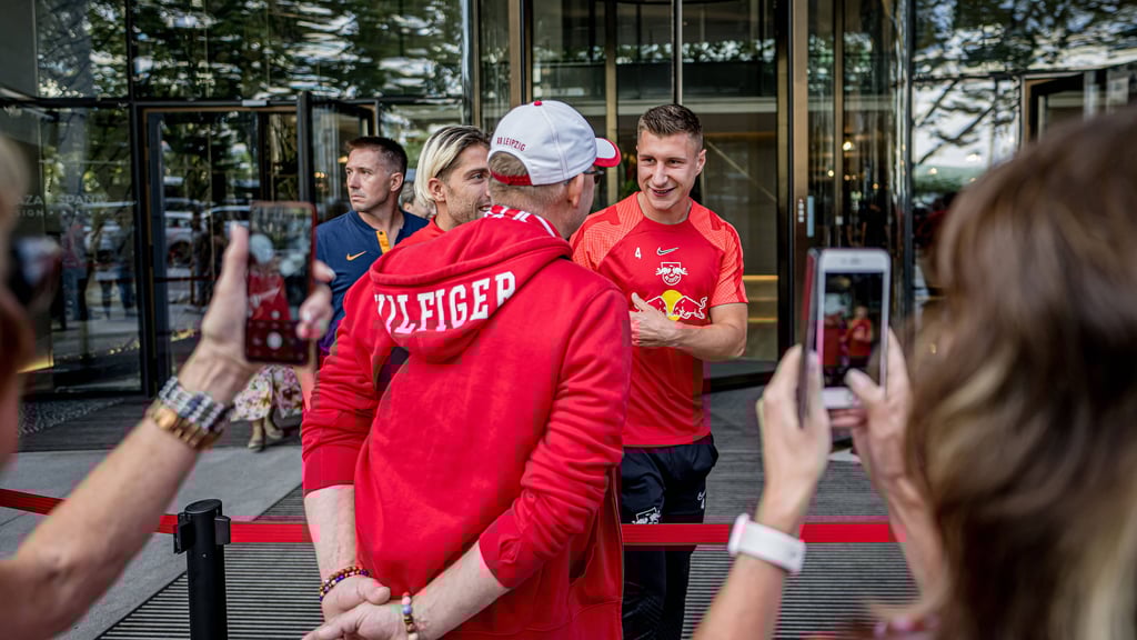 Empfang der Fans am Hotel: Willi Orban.