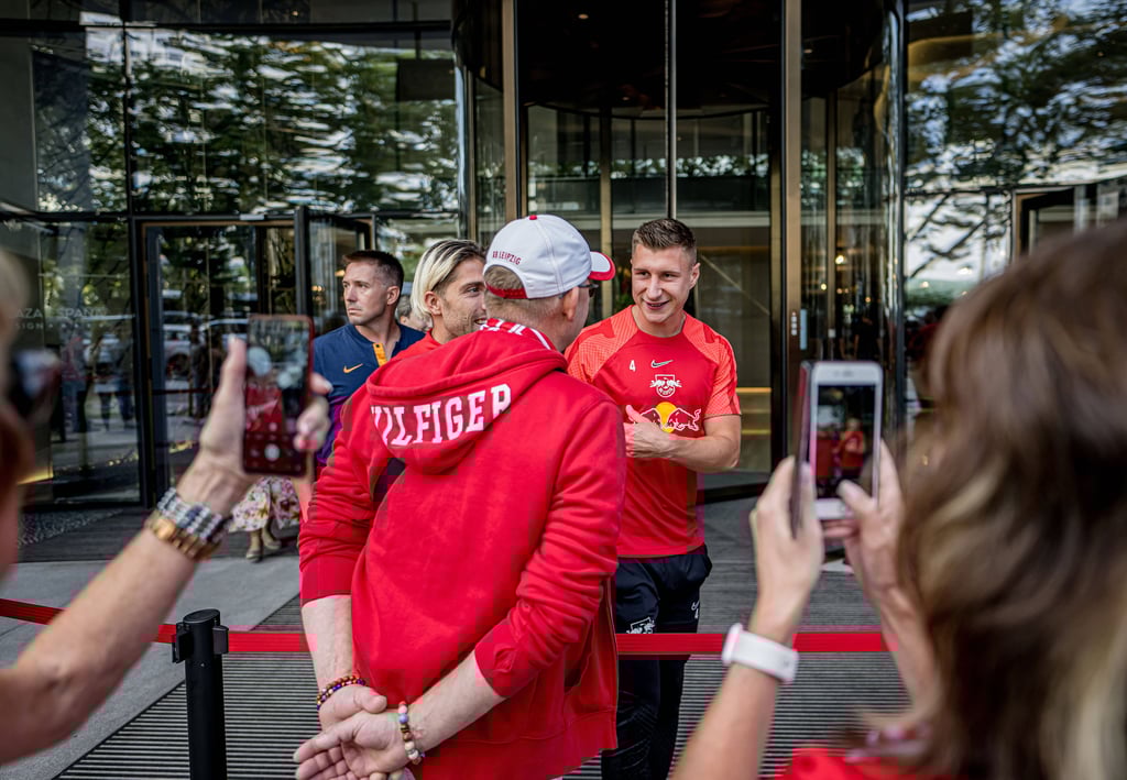 Empfang der Fans am Hotel: Willi Orban.