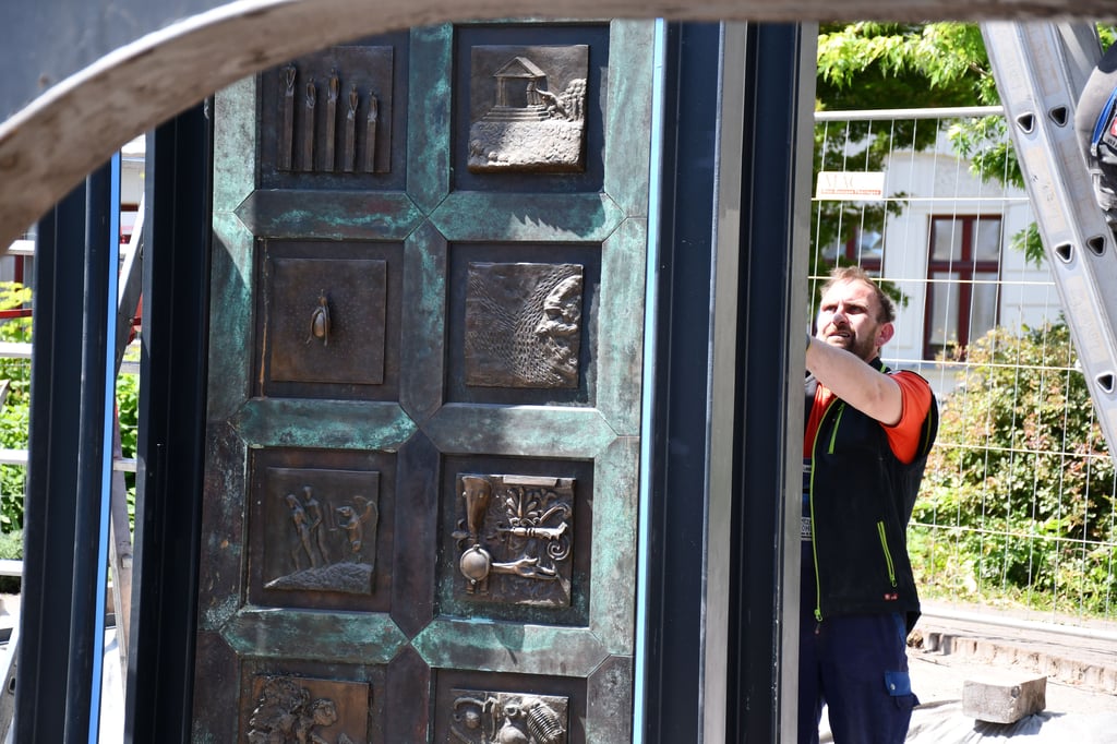 Die Bronzestele "Zeit" wird auf dem Campus der Otto-von-Guericke-Universität in Magdeburg aufgestellt.