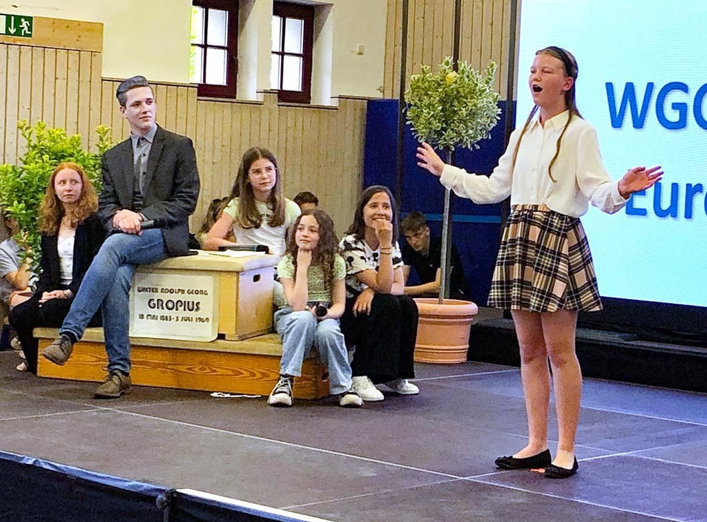 Schüler des Gymnasiums haben mit Theater-, fremdsprachlichen und vielen musikalischen Einlagen gezeigt, hier macht Schule großen Spaß. Sogar Bauhausgründer und Namensgeber Walter Gropius (2.v.r.) kam dazu von seinem Denkmalsockel herunter.