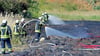35 Feuerwehrleute waren am Donnerstagnachmittag im Einsatz, um an der alten Tonkuhle in Aschersleben einen Flächenbrand zu löschen.
