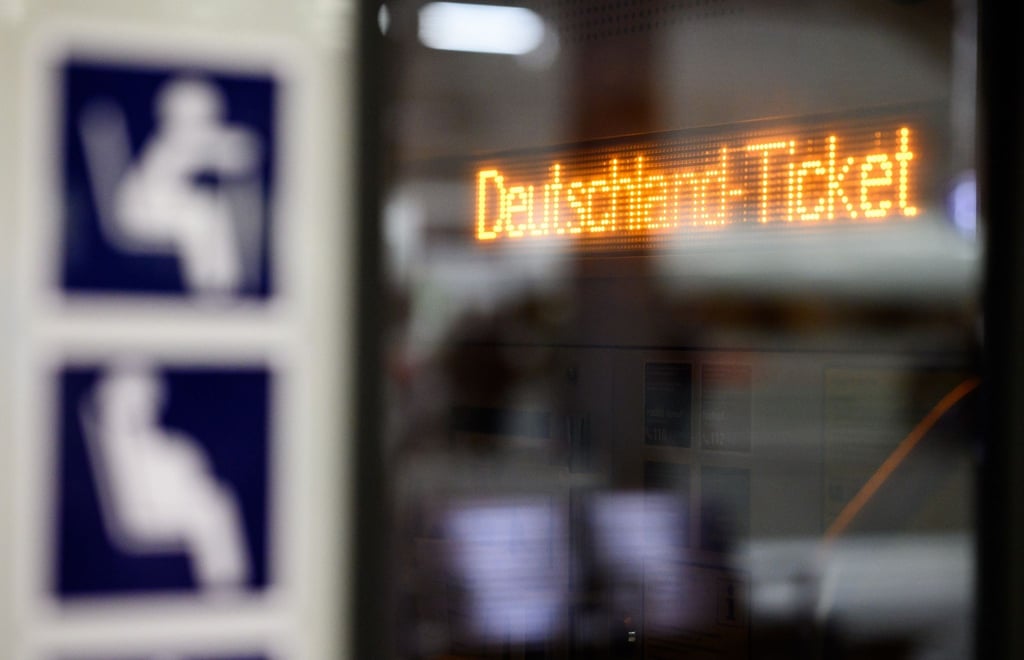 „Deutschland-Ticket“ steht in einem Zug auf dem Display.