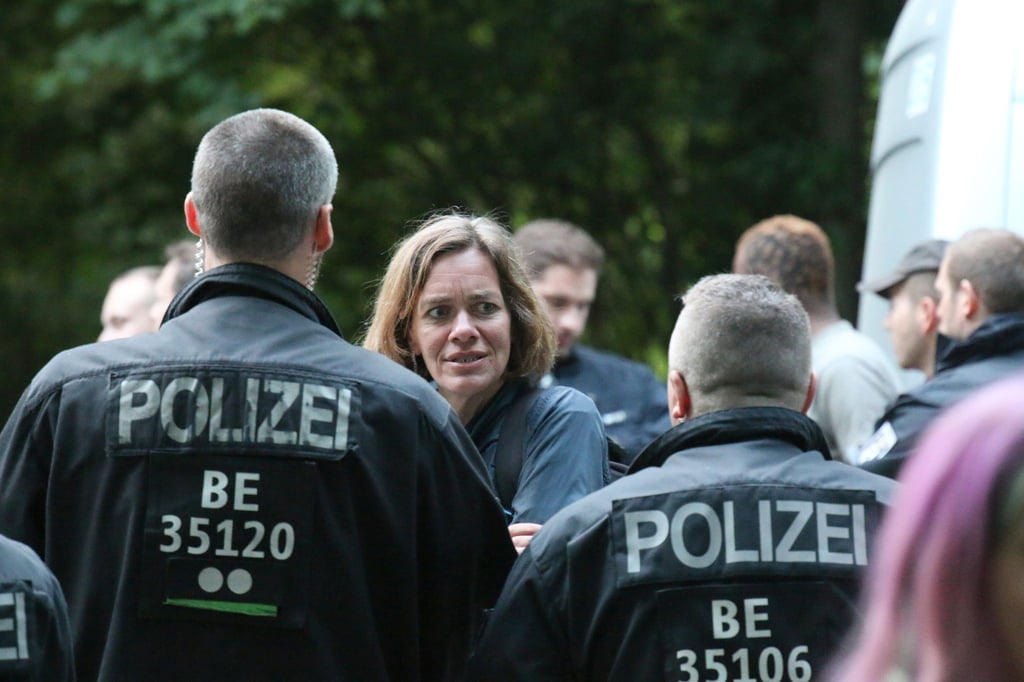 Die Landtagsabgeordnete Juliane Nagel im Gespräch mit Polizisten bei der Demonstration am 1. Juni in Leipzig.