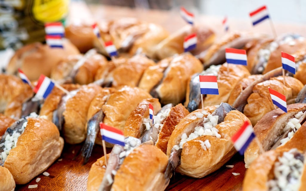 Zahlreiche Fischbrötchen liegen während der Emder Matjestage an einem Verkaufsstand.