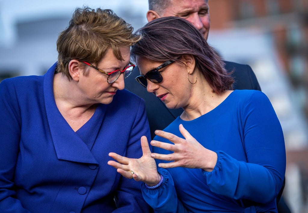 Bundesaußenministerin Annalena Baerbock (r.) im Gespräch mit Bundesbauministerin Klara Geywitz in Wismar.