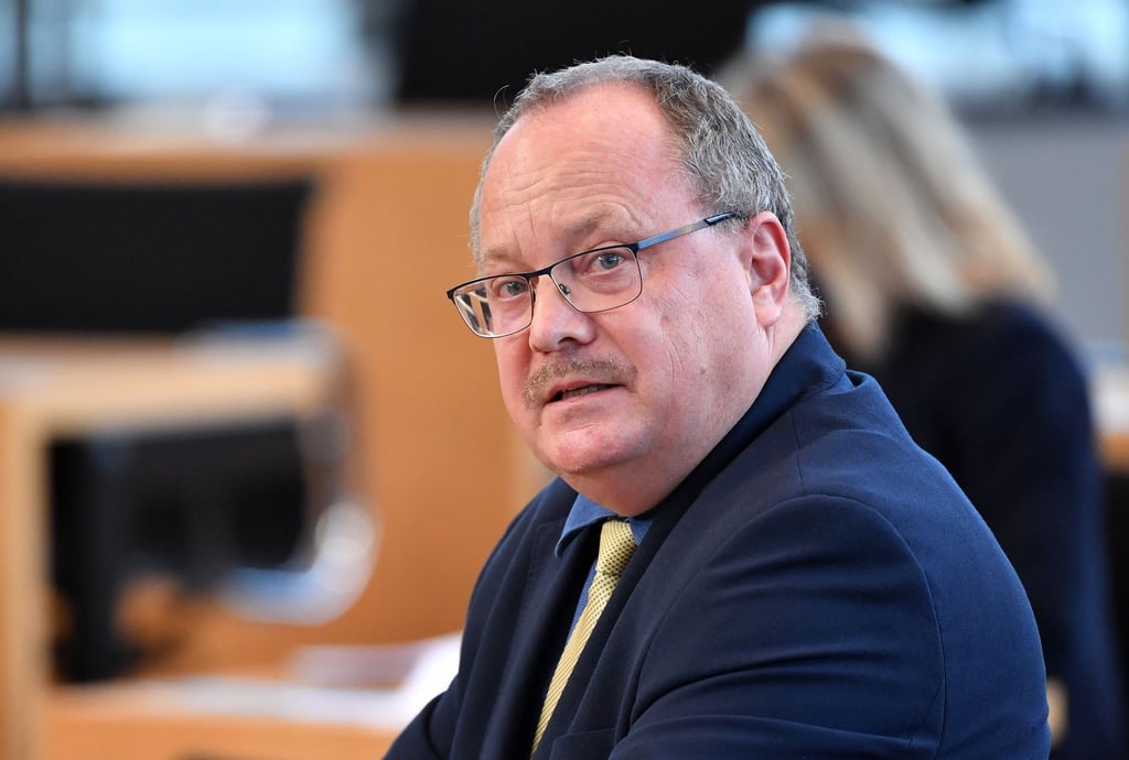 Dirk Bergner (FDP), Abgeordneter, spricht im Plenarsaal während der Sitzung des Thüringer Landtags.