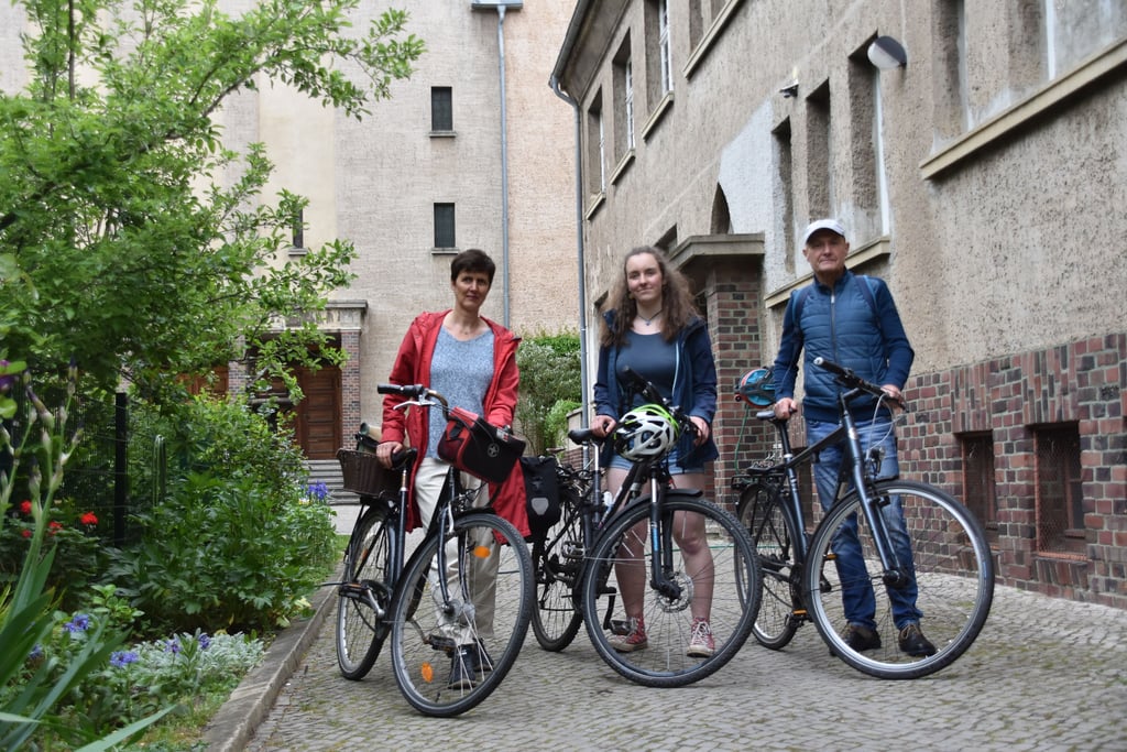 Elke Arnold (Stadtmuseum), Caroline Starke von Fridays for Future und Lothar Rochau, damaliger Organisator, gehen erneut auf Umwelt-Radtour. Start ist an der Luther-Kirche in der Damaschkestraße.