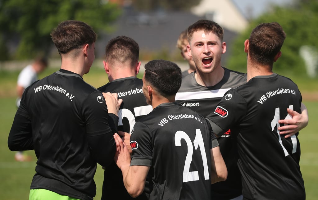 So wollen Dominic Carl (2. v. r.) und die Ottersleber auch am Sonntag jubeln – nach dem Spiel gegen Wahrburg.