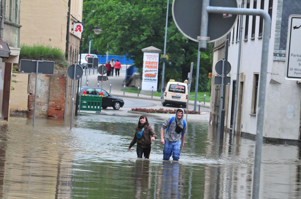 Wer Anfang Juni 2013 durch die Saalstraße lief, der holte sich nasse Füße. Das Hochwasser hat damals ganze Straßen in der Innenstadt unter Wasser gesetzt und so erheblichen Schaden angerichtet. Zehn Jahre später ist nicht nur die Saalstraße längst wieder hergerichtet.