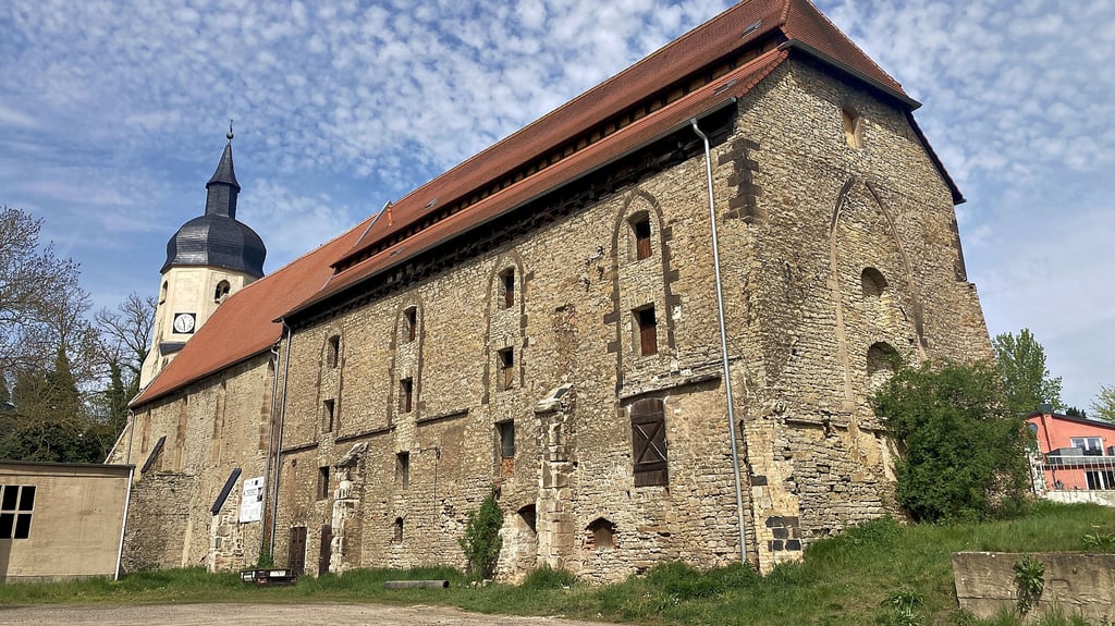 Während des Festivals als Ausstellungshaus geöffnet: Der Kornspeicher im Anschluss an die Oberwiederstedter Kirche St. Marien, die Taufkirche von Novalis. Ursprünglich war der Speicher Teil der gotischen Frauenklosterkirche.