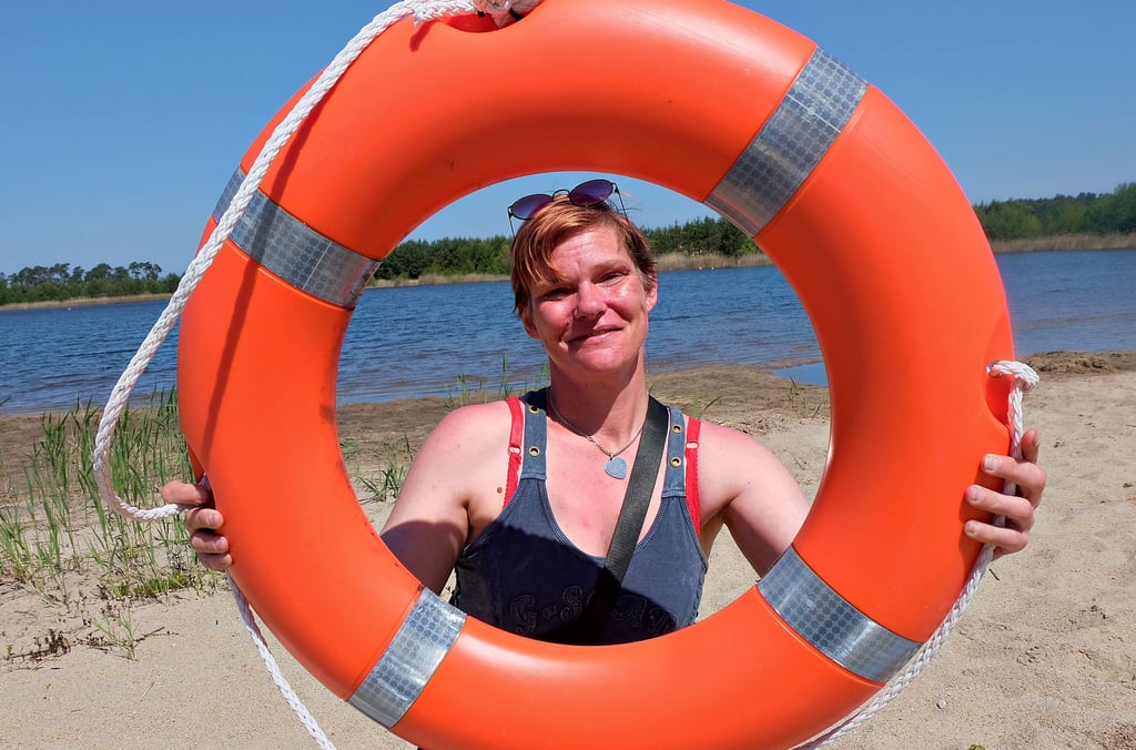Nancy Kind ist das Wasser des Badesees für einen Sprung in die Fluten noch zu kalt. Für die neue Saison ist jedenfalls alles vorbereitet.
