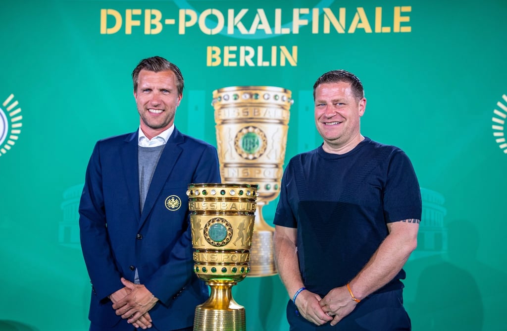 Markus Krösche (l), Sportvorstand von Eintracht Frankfurt, und Max Eberl, Sportvorstand von RB Leipzig, stehen beim Cup Handover DFB-Pokal 2023 im Roten Rathaus neben der Trophäe.