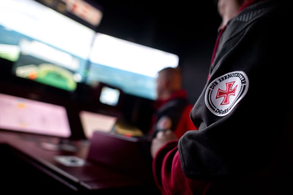 Mehrere Seenotretter sitzen während einer Übung in einem Simulator der DGzRS.