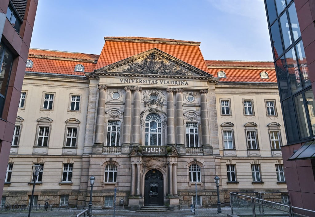 Blick auf Hauptgebäude der Europa-Universität Viadrina.