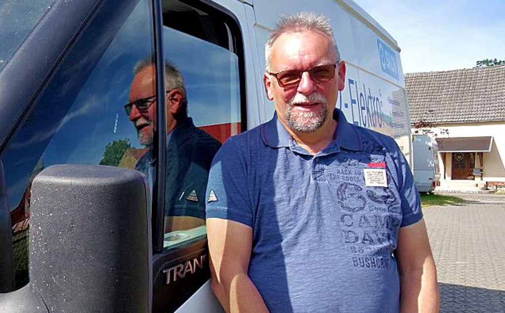 Elektroinstallateur (Altgeselle) Horst-Günter Vorlop aus Petersmark (Altmark) arbeitet jetzt vier statt fünf Tage wöchentlich.