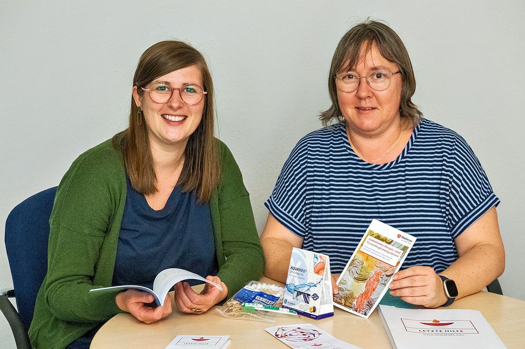 Maria Wolf (l.) aus Größnitz und Antje Amthor aus Hohenmölsen führen zusammen Letzte-Hilfe-Kurse durch. Sie gehören zu den wenigen zertifzierten Kursleitern im Burgenlandkreis.