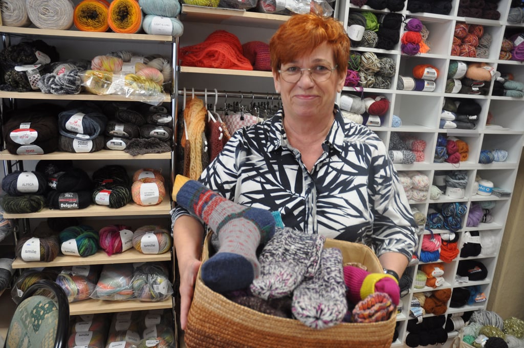 Auch selbst gestrickte Socken hat Sylvia Jacob in ihrem Geschäft, dem einzigen Wollladen in Gardelegens Innenstadt.