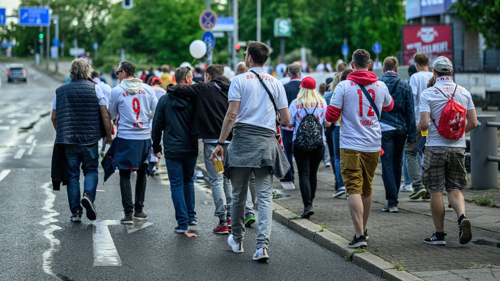 Die Fans von RB laufen vom Fanfest vom Hammarskjöldplatz zur S-Bahn-Station Messe Süd.