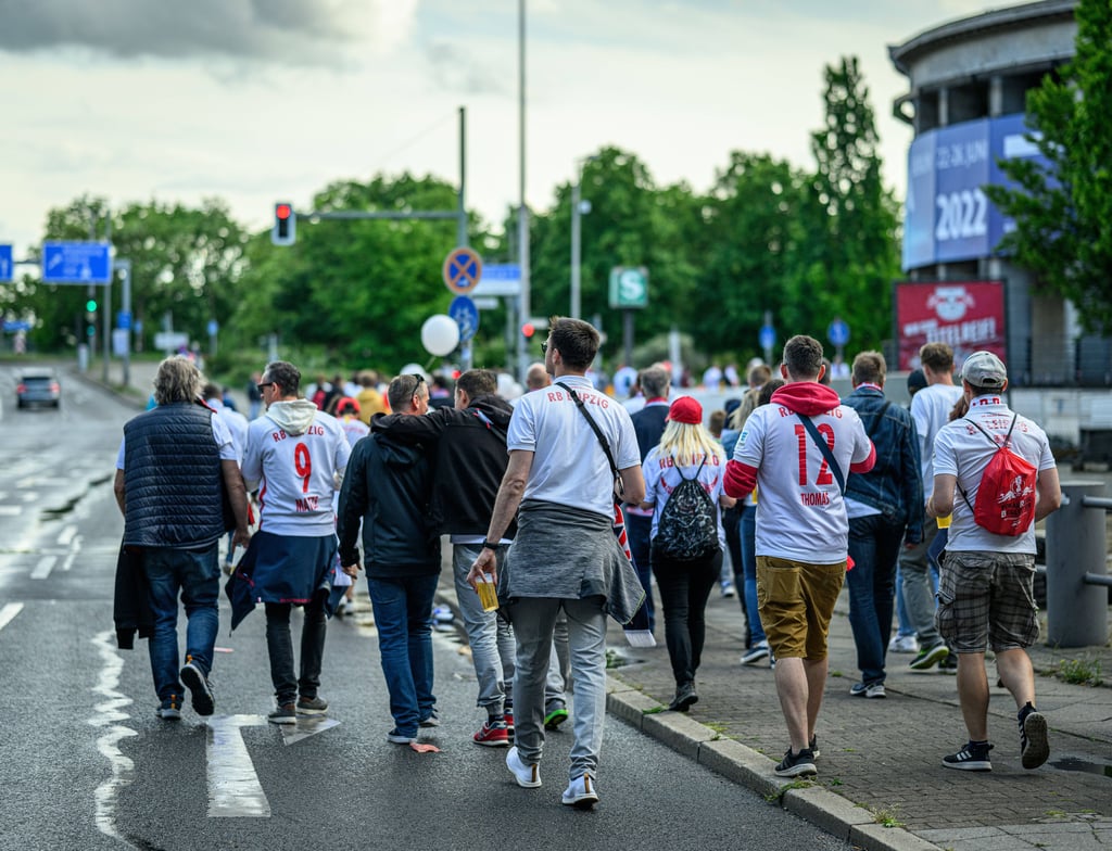 Die Fans von RB laufen vom Fanfest vom Hammarskjöldplatz zur S-Bahn-Station Messe Süd.