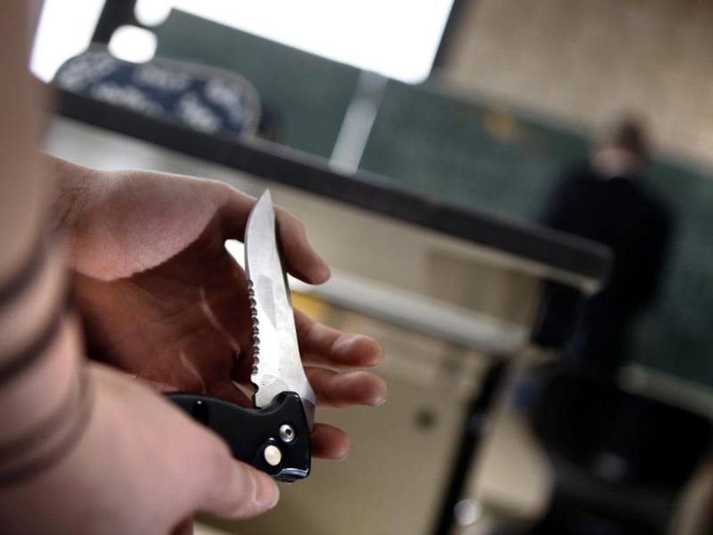 Mit einem Klappmesser soll ein Verkehrsrowdy einen Autofahrer in Halle-Neustadt bedroht haben.