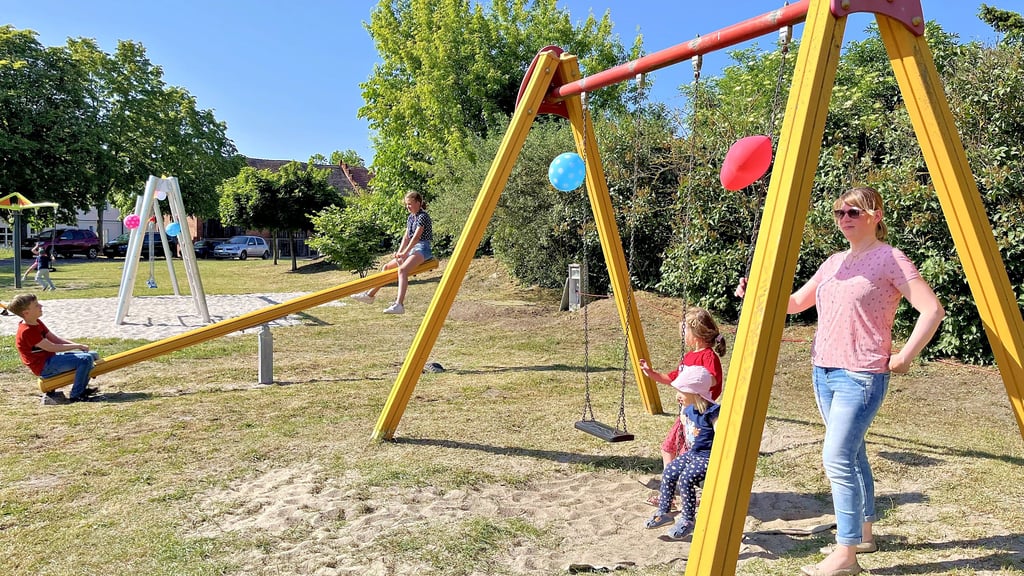 Es wird gespielt: Sowohl die alten als auch neuen Spielgeräte werden kurz nach der Eröffnung des Spielplatzes in Karow sofort ausprobiert.