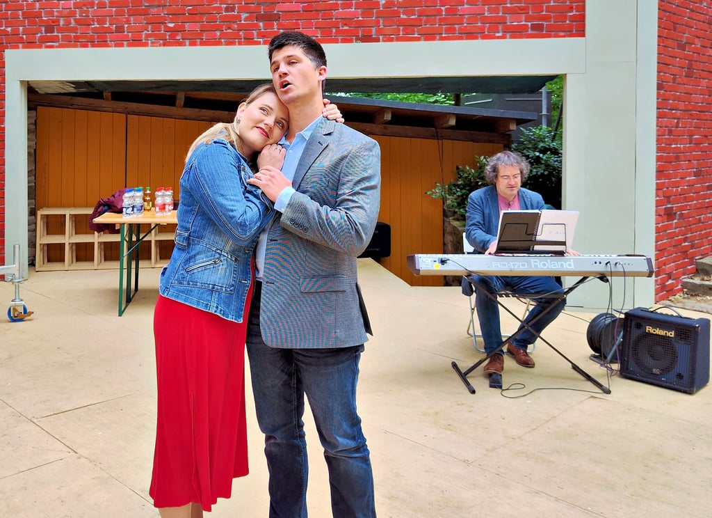 Anna (gespielt von Henriette Schein) und Robert (Jacob Romero Kressin) gehören zum Ensemble des diesjährigen Operettensommers auf der Freilichtbühne Bierer Berg.