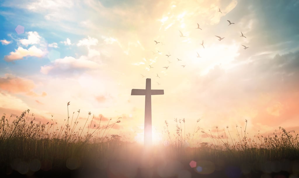 Für Christen steht das Kreuz für den Tod des Sohnes Gottes. Der Überlieferung nach musste Jesus das Kreuz, an dem er sterben sollte, selbst zum Ort der Hinrichtung tragen.
