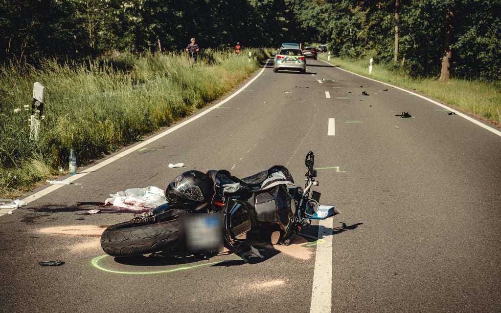 Der verletzte Motorradfahrer wurde in ein Klinikum geflogen.
